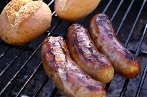 bratwuerste und semmeln auf dem grill