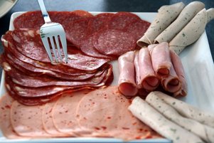 selbstgemachte salami auf einer wurstplatte