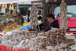viele salamis auf einem haufen